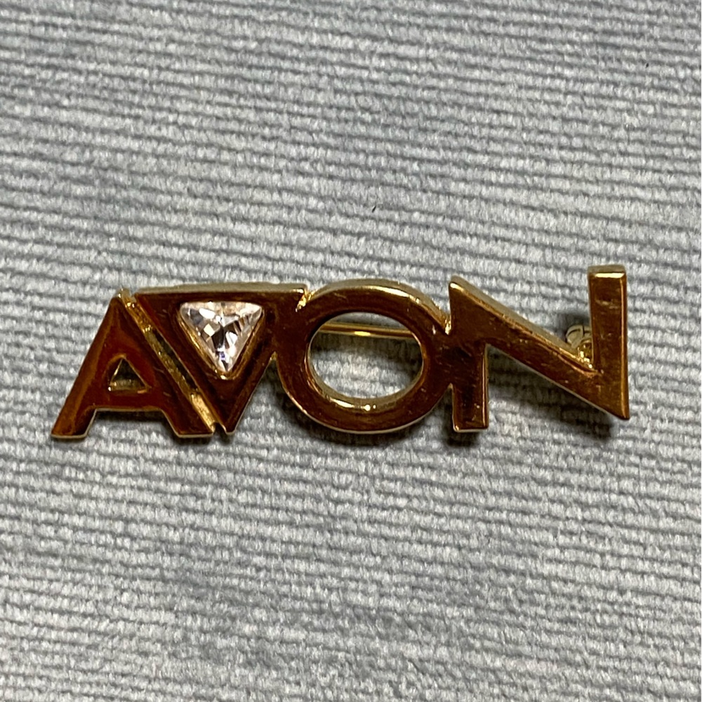 Rare Avon logo pin 1997 from customers count challenge gold & crystal